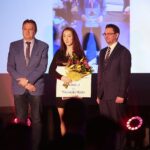 27.02.2020. Bilcza. III Gala Sportu Miasta i Gminy Morawica. II Nagroda Burmistrza Gminy i Miasta Morawica. . Na zdjęciu (od lewej): Mirosław Gębski – starosta kielecki, Weronika Skóra - zapaśniczka Znicza Chęciny, Marcin Dziewięcki - zastępca burmistrza Morawicy / Wiktor Taszłow / Radio Kielce