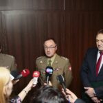 03.02.2020. Kielce. Starostwo Powiatowe. Rozpoczęcie kwalifikacji wojskowej. Na zdjęciu (od lewej): ppłk Mirosław Smerdzyński - Wojskowy Komendant Uzupełnień w Kielcach, ppłk Bogdan Kołkowski - Z-ca Szefa WSzW, Mirosław Gębski - starosta kielecki / Wiktor Taszłow / Radio Kielce