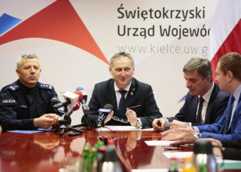 03.02.2020. Kielce. Konferencja wojewody na tenmat naboru wniosków o dofinansowanie w ramach programu "Razem bezpieczniej". Na zdjęciu (od lewej): Artur Bielecki - zastępca komendanta wojewódzkiego policji w Kielcach, Zbigniew Koniusz - wojewoda świętokrzyski, Andrzej Pruś – przewodniczący sejmiku województwa, Michał Warszawski - dyrektor Wydziału Bezpieczeństwa i