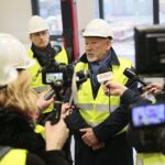 04.02.2020. Kielce. Budowa Centrum Kształcenia Zawodowego. Na zdjęciu (od lewej): Dominik Kraska - dyrektor Centrum Kształcenia Zawodowego, Konstanty Kamionka - założyciel firmy KH-Kipper / Wiktor Taszłow / Radio Kielce