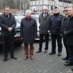 03.02.2020. Kielce. Przekazanie nowych radiowozów Komendzie Miejskiej Policji w Kielcach. Na zdjęciu (od lewej): Mirosław Gębski - starosta kielecki, Krzysztof Lipiec - poseł, Stefan Bąk - członek zarządu powiatu kieleckiego, Piotr Zalewski - komendant miejski policji w Kielcach, Tomasz Pleban - wicestarosta kielecki, Robert Jaworski - burmistrz Chęcin / Wiktor Taszłow / Radio Kielce