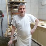 20.02.2020. Opatów. Tłusty czwartek w cukierni „U Szarego”. Na zdjęciu (po prawej): Jarosław Szary - właściciel cukierni / Emilia Sitarska / Radio Kielce