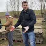 23.02.2020. Sandomierz. Budowa wybiegu dla psów ze schroniska. Na zdjęciu: Marcin Marzec - burmistrz Sandomierza / Grażyna-Szlęzak-Wójcik / Radio Kielce