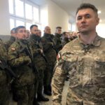 22.02.2020 Piaseczno. Ćwiczenia 102. Batalionu Lekkiej Piechoty 10. Świętokrzyskiej Brygady Obrony Terytorialnej. Z prawej: ppłk Arkadiusz Nenutil - dowódca batalionu / Grażyna Szlęzak-Wójcik / Radio Kielce