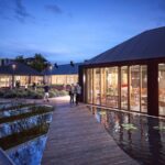 Koncepcja architektoniczno-urbanistyczna zagospodarowania Wzgórza Karscha. Tył dworu - dobudowane pawilony usługowe / DETAN Pracownia Architektoniczna