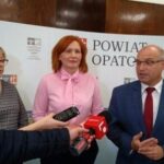 11.03.2020. Opatów. Konferencja prasowa starosty opatowskiego. Na zdjęciu (od lewej): Beata Janicka - pracownik sanepidu w Opatowie, Małgorzata Jalowska - wicestarosta opatowski, Tomasz Staniek - starosta opatowski / Wiesław Rogala