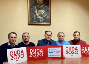 19.03.2020. Sandomierz. Na zdjęciu (od lewej): Marek Strugała - radny, Stanisław Zięba, Marek Kwitek - poseł PiS, Krzysztof Szatan - radny i Jacek Toś - dyrektor oddziału regionalnego Krajowego Ośrodka Wsparcia Rolnictwa w Kielcach / Biuro posła Marka Kwitka