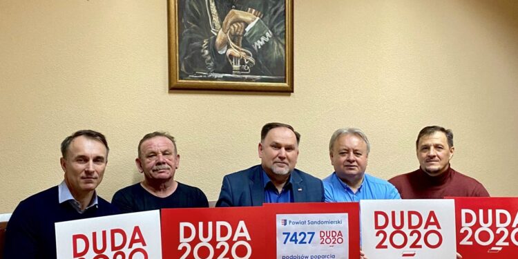 19.03.2020. Sandomierz. Na zdjęciu (od lewej): Marek Strugała - radny, Stanisław Zięba, Marek Kwitek - poseł PiS, Krzysztof Szatan - radny i Jacek Toś - dyrektor oddziału regionalnego Krajowego Ośrodka Wsparcia Rolnictwa w Kielcach / Biuro posła Marka Kwitka