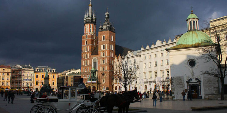 Kraków, Rynek Główny i kościoły NMP i Św. Wojciecha / Ludwig Schneider / Wikimedia