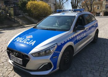 27.03.2020 Sandomierz. Policja przez megafon nakłania mieszkańców do pozostania w domach i nie gromadzenia się / KPP Sandomierz