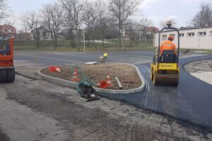 21.03.2020. Busko-Zdrój. Nowe miejsca postojowe przy Szpitalu Powiatowym w Busku-Zdroju / Szpital Powiatowy w Busku-Zdroju