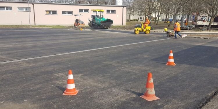 21.03.2020. Busko-Zdrój. Nowe miejsca postojowe przy Szpitalu Powiatowym w Busku-Zdroju / Szpital Powiatowy w Busku-Zdroju