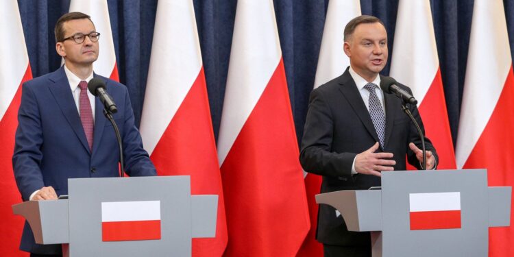 18.03.2020. Warszawa. Posiedzenie Rady Gabinetowej. Na zdjęciu (od lewej): Mateusz Morawiecki - premier rządu, Andrzej Duda - prezydent RP / Igor Smirnow / KPRP