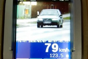 Kierująca autem kobieta przekroczyła dozwoloną prędkość, była pod wpływem alkoholu oraz miała zakaz prowadzenia pojazdów / KWP w Kielcach