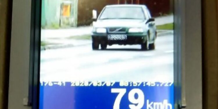 Kierująca autem kobieta przekroczyła dozwoloną prędkość, była pod wpływem alkoholu oraz miała zakaz prowadzenia pojazdów / KWP w Kielcach