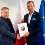 10.03.2020. Piekoszów. Podpisanie umowy z wykonawcą termomodernizacji szkół w Brynicy i Rykoszynie. Na zdjęciu (od lewej): Krzysztof Gola, właściciel firmy i Zbigniew Piątek - wójt gminy Piekoszów / Agnieszka Olech