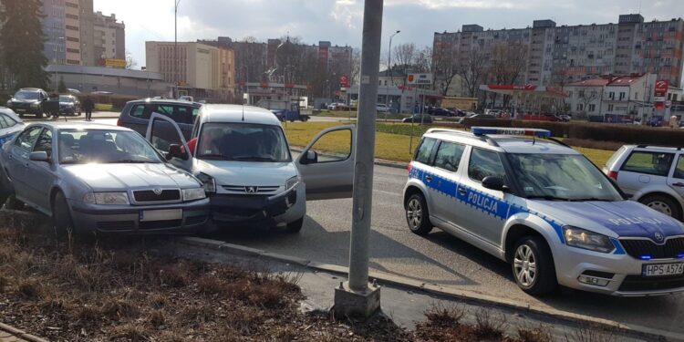10.03.2020. Kielce. Zderzenie na rondzie Jerzego Giedroycia w Kielcach / Maciej Witek