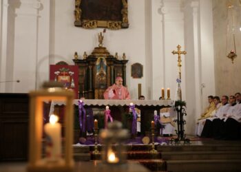 15.12.2019 Sandomierz. Przekazanie Betlejemskiego Światła Pokoju. Na zdjęciu: biskup Krzysztof Nitkiewicz / ks. Tomasz Lis / Kuria diecezjalna w Sandomierzu