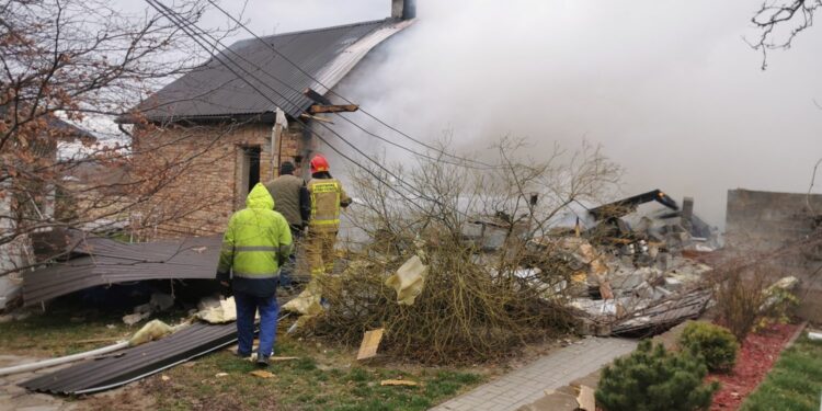 21.03.2020 Miłków. Eksplozja niewybuchu / Ratownictwo Powiatu Ostrowieckiego