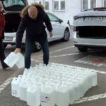 30.03.2020. Starachowice. Przekazanie płynów dezynfekcyjnych szpitalowi. Na zdjęciu: poseł Krzysztof Lipiec - lider świętokrzyskich struktur PiS i Marcin Perz - prezes SSE Starachowice / Krzysztof Lipiec / facebook