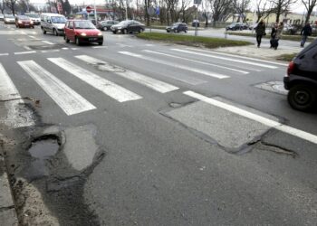 11.03.2016 Kielce. Dziury w jezdni. Ulica Warszawska. / Jarosław Kubalski / Radio Kielce