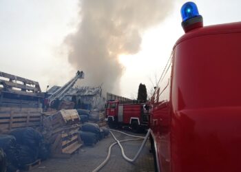 26.03.2020. Denkówek. Pożar hali zakładu meblowego / Emilia Sitarska / Radio Kielce