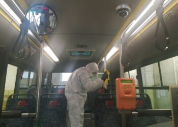 06.03.2020. Sandomierz. Dezynfekcja autobusu / Grażyna Szlęzak-Wójcik / Radio Kielce