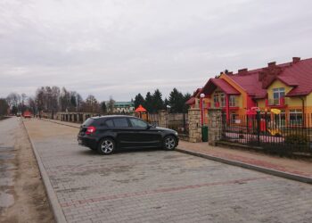 07.03.2020. Stopnica. Nowe miejsca parkingowe przy ulicy Kazimierza Wielkiego / Marta Gajda / Radio Kielce