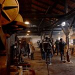 08.03.2020. Maleniec. Ekipa filmowców TVP Historia w zabytkowym zakładzie / Magdalena Galas-Klusek / Radio Kielce