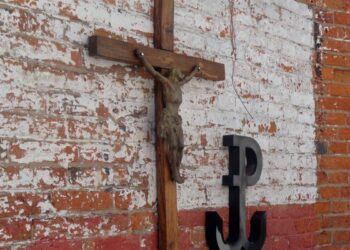 Krzyż po renowacji na murze straceń w kieleckim więzieniu przy ul. Zamkowej / OMPiO