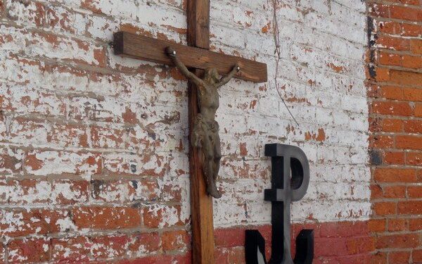 Krzyż po renowacji na murze straceń w kieleckim więzieniu przy ul. Zamkowej / OMPiO
