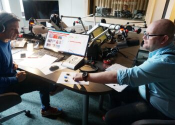 19.03.2020. Kielce. Na zdjęciu (od lewej): Paweł Solarz - Radio Kielce i Przemysław Krystian - Muzeum Zabawy i Zabawek grają w grę Tabula Lusoria / Kamil Król / Radio Kielce
