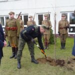 01.03.2020. Dobromierz. Zasadzenie katyńskiego Dębu Pamięci dla uhonorowania pamięci majora Stanisława Kuczyńskiego - Iskander  Beja / Ewa Pociejowska-Gawęda / Radio Kielce