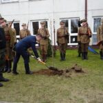 01.03.2020. Dobromierz. Zasadzenie katyńskiego Dębu Pamięci dla uhonorowania pamięci majora Stanisława Kuczyńskiego - Iskander  Beja. Na zdjęciu: dąb sadzi poseł Bartłomiej Dorywalski / Ewa Pociejowska-Gawęda / Radio Kielce