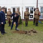 01.03.2020. Dobromierz. Zasadzenie katyńskiego Dębu Pamięci dla uhonorowania pamięci majora Stanisława Kuczyńskiego - Iskander  Beja. Na zdjęciu: dąb sadzi Robert Dzierzgwa, dyrektor Zespołu Przedszkolno-Szkolnego w Dobromierzu / Ewa Pociejowska-Gawęda / Radio Kielce