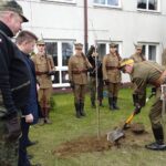 01.03.2020. Dobromierz. Zasadzenie katyńskiego Dębu Pamięci dla uhonorowania pamięci majora Stanisława Kuczyńskiego - Iskander  Beja. Na zdjęciu: dąb sadzi Dionizy Krawczyński, prezes Stowarzyszenia Rekonstrukcji Historycznych „Jodła”, współorganizator uroczystości / Ewa Pociejowska-Gawęda / Radio Kielce