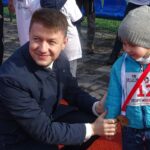 01.03.2020. Dobromierz. Bieg Tropem Wilczym. Na zdjęciu (z lewej): poseł Bartłomiej Dorywalski / Ewa Pociejowska-Gawęda / Radio Kielce