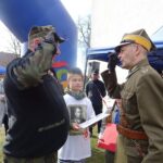 01.03.2020. Dobromierz. Bieg Tropem Wilczym. Na zdjęciu (z prawej): Dionizy Krawczyński, prezes Stowarzyszenia Rekonstrukcji Historycznych „Jodła”, współorganizator biegu / Ewa Pociejowska-Gawęda / Radio Kielce