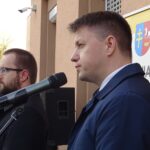 01.03.2020. Włoszczowa. Odsłonięcie tablicy pamiątkowej poświęconej mieszkańcom poległym w walkach o niepodległość oraz pomordowanym i więzionym w okresie stalinowskiego terroru w latach 1945-1956.  Na zdjęciu (z prawej): poseł Bartłomiej Dorywalski / Ewa Pociejowska-Gawęda / Radio Kielce