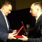 01.03.2020. Dobromierz. Uroczystości z okazji Narodowego Dnia Pamięci Żołnierzy Wyklętych. Na zdjęciu (od lewej): Janusz Knap - prezes zarządu Radia Kielce i Robert Pałka - wójt gminy Kluczewsko / Ewa Pociejowska-Gawęda / Radio Kielce