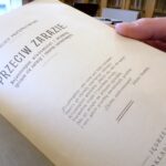 Jędrzejów. Jan Przypkowski, dyrektor muzeum Przypkowskich prezentuje broszurę dra Feliksa Przypkowskiego / Ewa Pociejowska-Gawęda / Radio Kielce