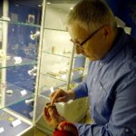 28.03.2020. Jędrzejów. Zegary w Muzeum im. Przypkowskich. Na zdjęciu Rafał Zaczkowski / Ewa Pociejowska-Gawęda / Radio Kielce