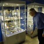 28.03.2020. Jędrzejów. Zegary w Muzeum im. Przypkowskich. Na zdjęciu Rafał Zaczkowski / Ewa Pociejowska-Gawęda / Radio Kielce