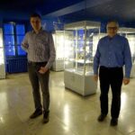 28.03.2020. Jędrzejów. Zegary w Muzeum im. Przypkowskich. Na zdjęciu Jan Przypkowski i Rafał Zaczkowski / Ewa Pociejowska-Gawęda / Radio Kielce