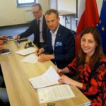 10.03.2020. Piekoszów. Podpisanie umowy z wykonawcą termomodernizacji szkół w Brynicy i Rykoszynie. Na zdjęciu (od prawej): Magdalena Smolarczyk-Korba - skarbniczka gminy Piekoszów i Zbigniew Piątek - wójt gminy Piekoszów. W podpisaniu umowy wzięli również udział dyrektorzy szkół: Tomasz Gruszczyński - SP w Brynicy i Agata Skalska - SP w Rykoszynie / Agnieszka Olech