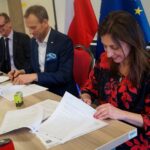 10.03.2020. Piekoszów. Podpisanie umowy z wykonawcą termomodernizacji szkół w Brynicy i Rykoszynie. Na zdjęciu (od lewej): Marek Szczerba - kierownik inwestycji Urzędu Gminy Piekoszów, Zbigniew Piątek - wójt gminy Piekoszów, Magdalena Smolarczyk-Korba - skarbniczka gminy Piekoszów / Agnieszka Olech