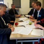 10.03.2020. Piekoszów. Podpisanie umowy z wykonawcą termomodernizacji szkół w Brynicy i Rykoszynie. Na zdjęciu (od prawej): Magdalena Smolarczyk-Korba - skarbniczka gminy Piekoszów, Zbigniew Piątek - wójt gminy Piekoszów i Marek Szczerba - kierownik inwestycji Urzędu Gminy Piekoszów. W podpisaniu umowy wzięli również udział dyrektorzy szkół: Tomasz Gruszczyński - SP w Brynicy i Agata Skalska - SP w Rykoszynie / Agnieszka Olech