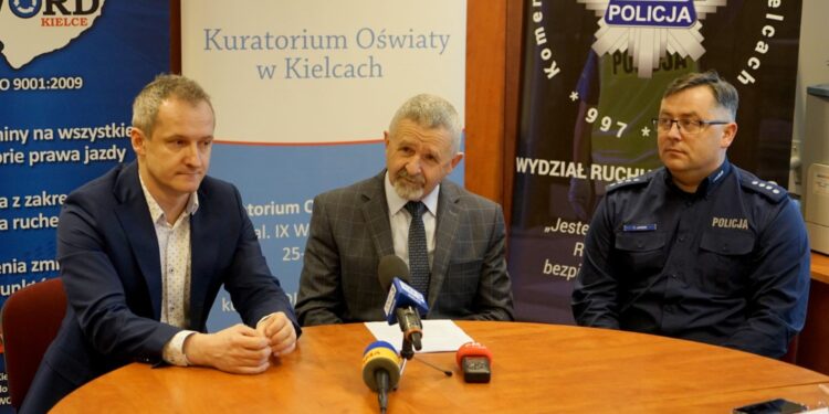 02.03.2020. Kielce. Inauguracja konkursu filmowego „Kultura na drodze”. Na zdjęciu (od lewej): Dariusz Kozak - dyrektor PGE Energia Ciepła Oddział Elektrociepłownia w Kielcach, Kazimierz Mądzik - świętokrzyski kurator oświaty i nadkom. Tomasz Janik - naczelnik Wydziału Ruchu Drogowego Komendy Wojewódzkiej Policji w Kielcach / Piotr Kwaśniewski / Radio Kielce