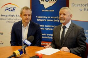 02.03.2020. Kielce. Inauguracja konkursu filmowego „Kultura na drodze”. Na zdjęciu (od lewej): Dariusz Kozak - dyrektor PGE Energia Ciepła Oddział Elektrociepłownia w Kielcach i Kazimierz Mądzik - świętokrzyski kurator oświaty / Piotr Kwaśniewski / Radio Kielce