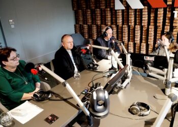 19.03.2020 Kielce. Punkty Widzenia. Na zdjęciu (od lewej): Magdalena Gościniewicz - zastępca dyrektora Miejskiego Ośrodka Pomocy Rodzinie w Kielcach, ks. Krzysztof Banasik - zastępca dyrektora Caritas Diecezji Kieleckie, dr Jerzy Staszczyk - wojewódzki konsultant ds. epidemiologii i Iwona Murawska - Radio Kielce / Karol Żak / Radio Kielce
